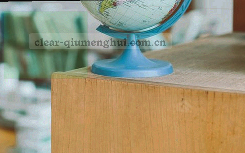 团队成员在屏幕前查看足球数据图表的工作场景